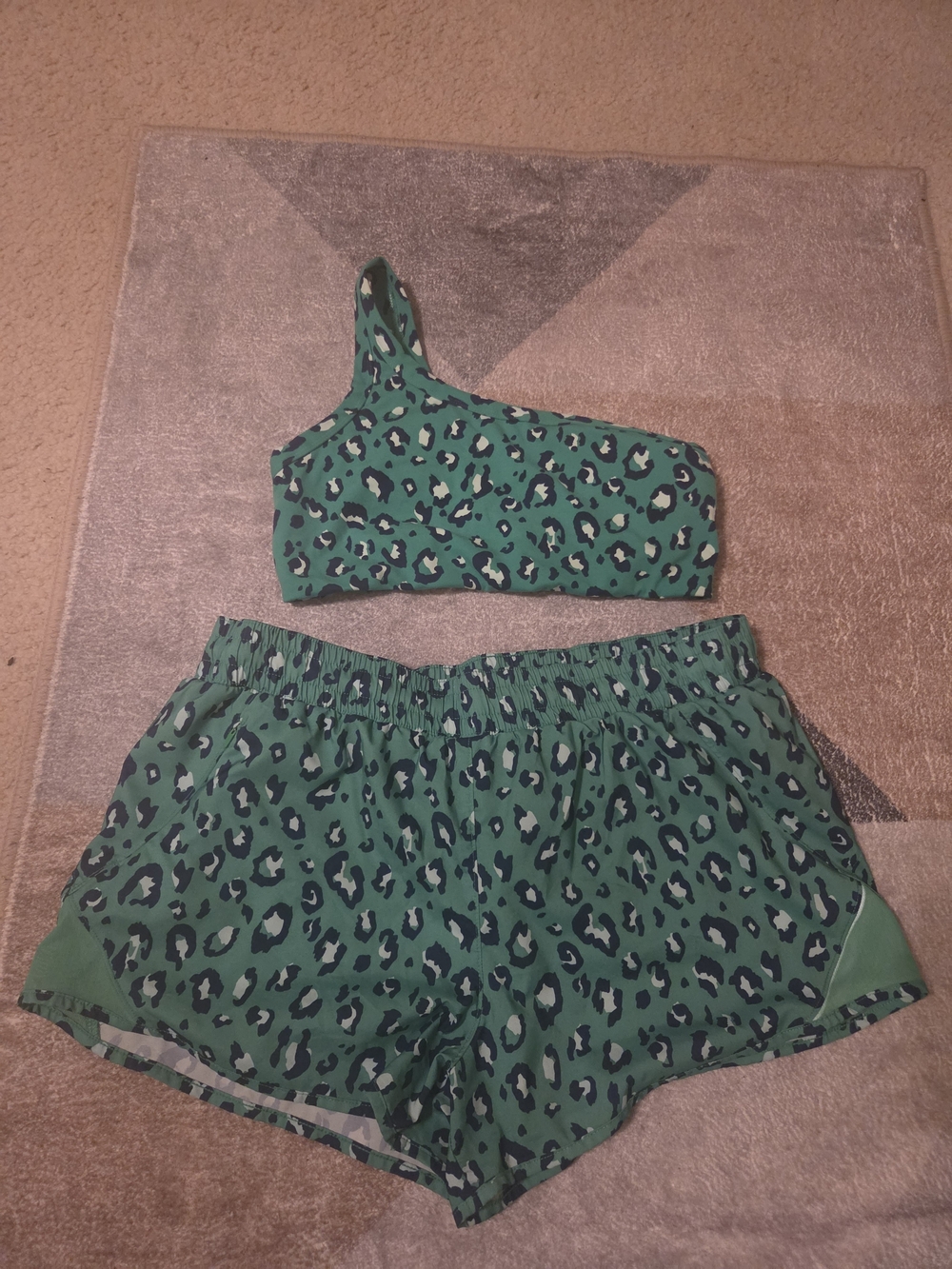 Like New All In Motion Green Leopard Print Active 2 Piece Set Womens Size Large
